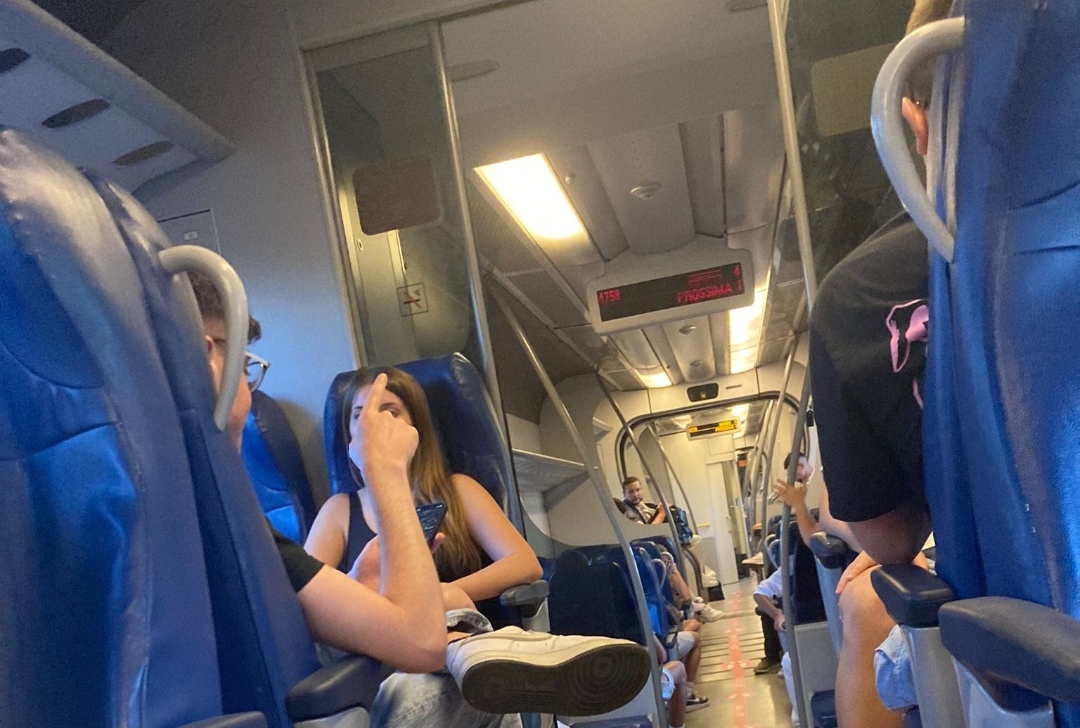 Odissea sul treno Cagliari-Olbia per il Red Valley: “Ritardo di 70 minuti e niente aria condizionata sino ad Oristano”