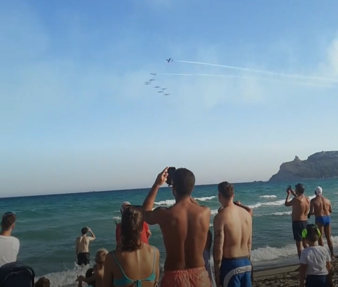 Cagliari, nel Poetto super blindato sfrecciano le Frecce Tricolori: tanti curiosi affascinati dalle evoluzioni (VIDEO)