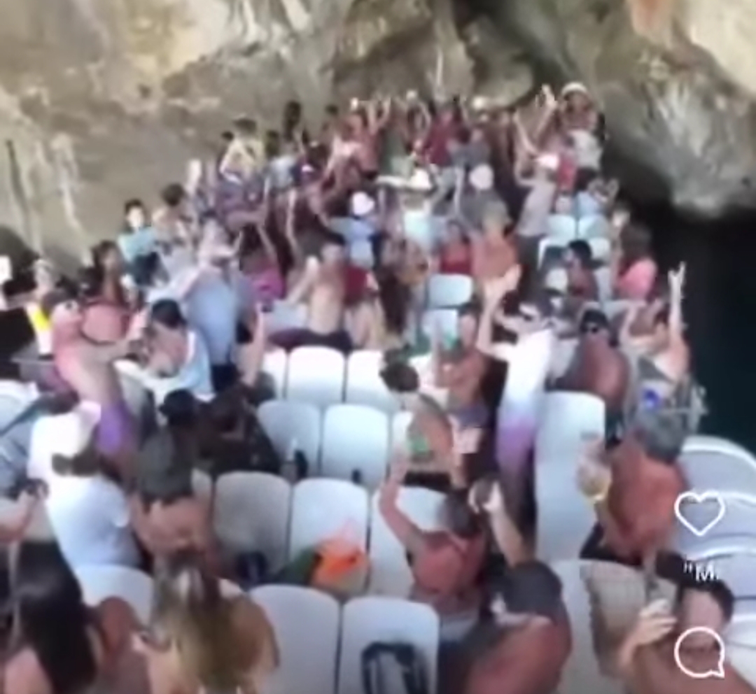 Musica a palla e urla a squarciagola: “Basta motonavi con turisti nelle grotte sarde”