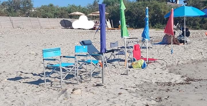 Sarroch, furbetti dell’ombrellone in azione sin dalle prime ore del mattino