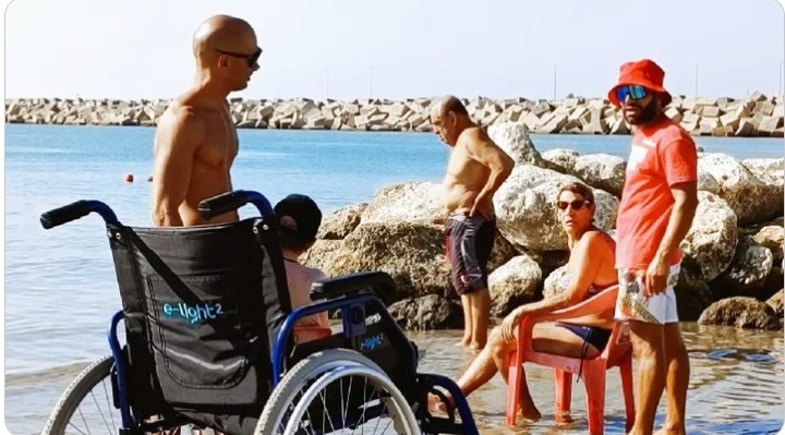 Mare senza barriere, a Giorgino l’idea di dotare la spiaggia di una carrozzina speciale