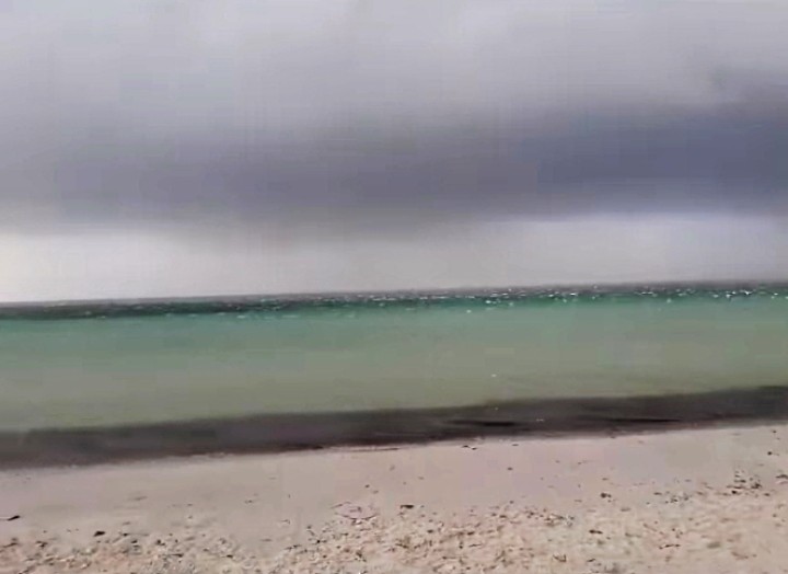 Putzu Idu, le raffiche di vento e le nuvole scure mettono in fuga i bagnanti