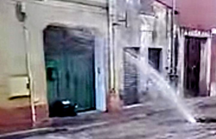 Capoterra, via Cagliari si trasforma in uno zampillo a cielo aperto