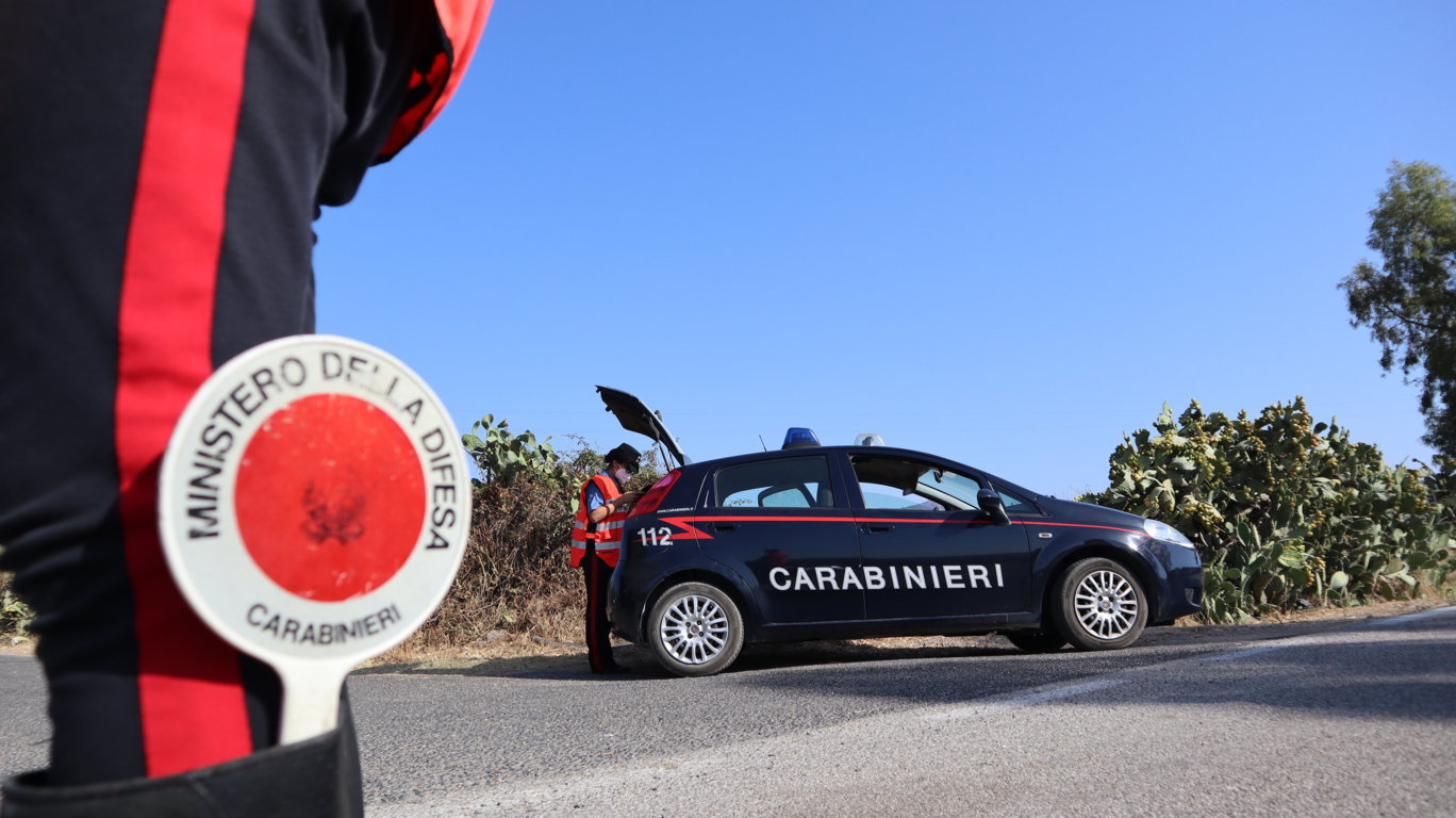 Turisti aggrediti in Sardegna, lui picchiato e lei palpeggiata: 3 sardi nei guai