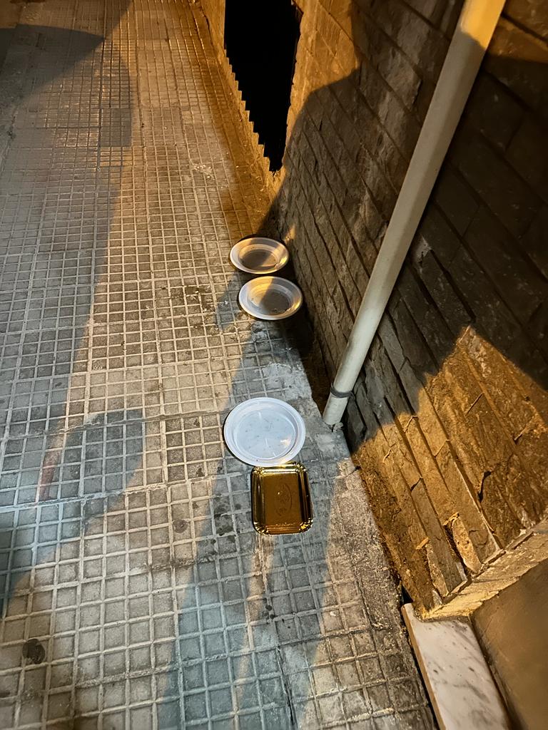 Via Tigellio, scontro tra residenti e gattare: “Puzza ovunque, perchè non ripuliscono la strada?”