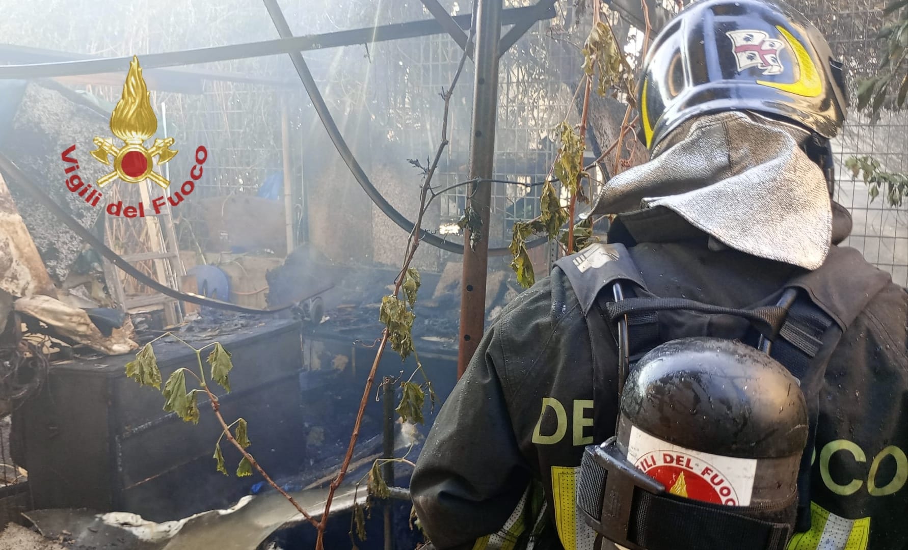 Monserrato, fuoco in pieno centro: incendio scoppiato in uno sterrato aggredisce un’abitazione