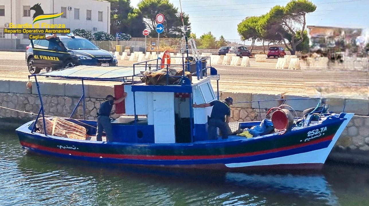 Portano 15 migranti a Chia con un peschereccio: 3 tunisini arrestati per traffico di esseri umani