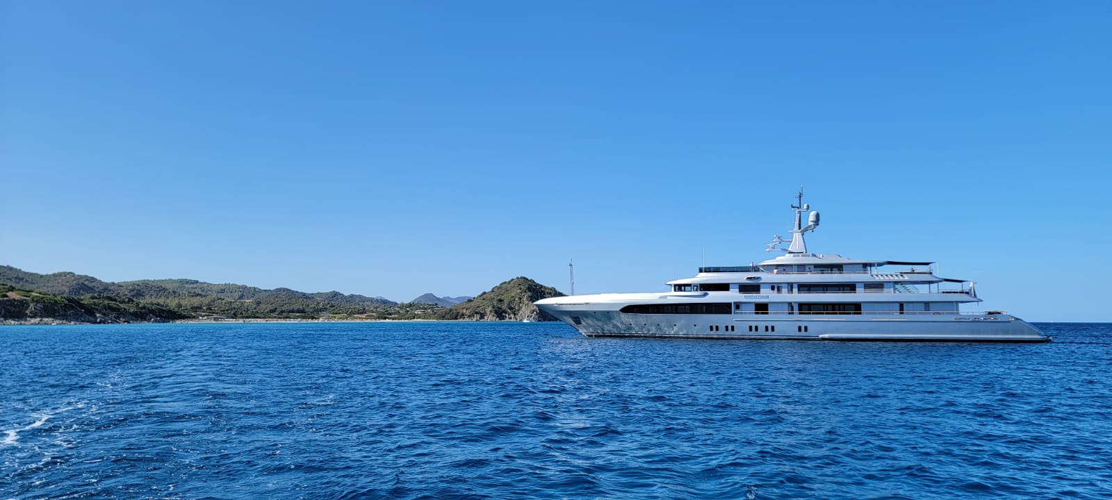 A Cala Sinzias ‘Regina d’Italia’, il maxi yacht di Dolce e Gabbana
