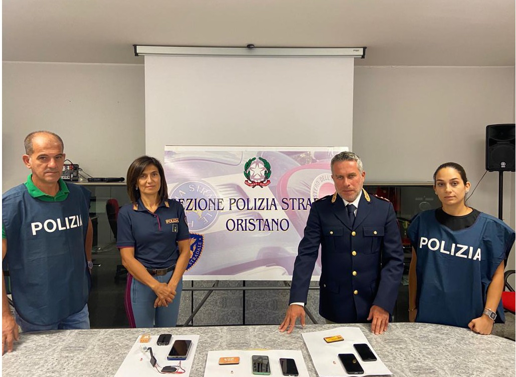 I furbetti delle patenti non vanno in vacanza, all’esame con gli auricolari: 3 denunciati a Oristano