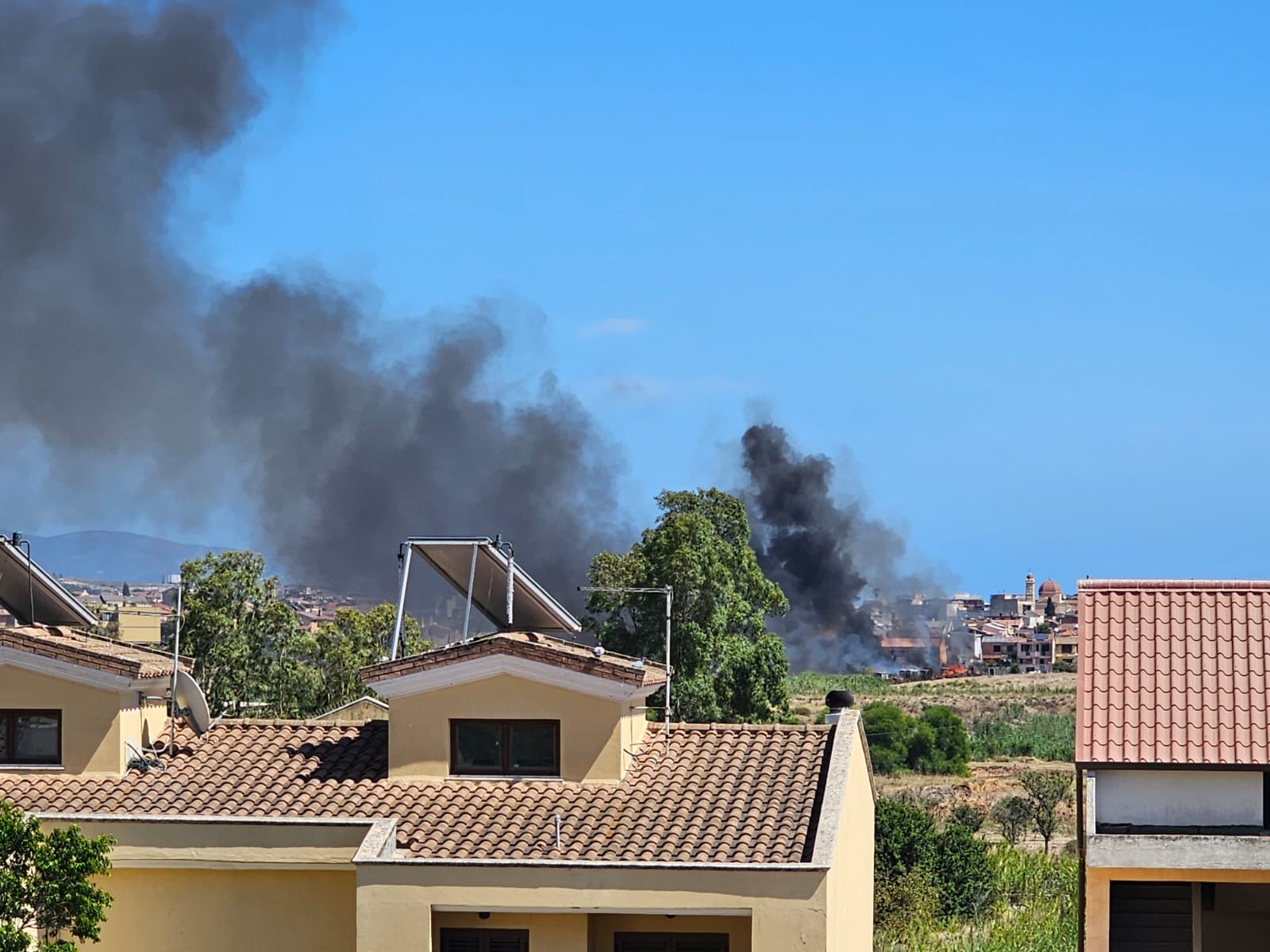 Selargius, fiamme in un cantiere di via Nenni: il fuoco fa esplodere alcune bombole (VIDEO)