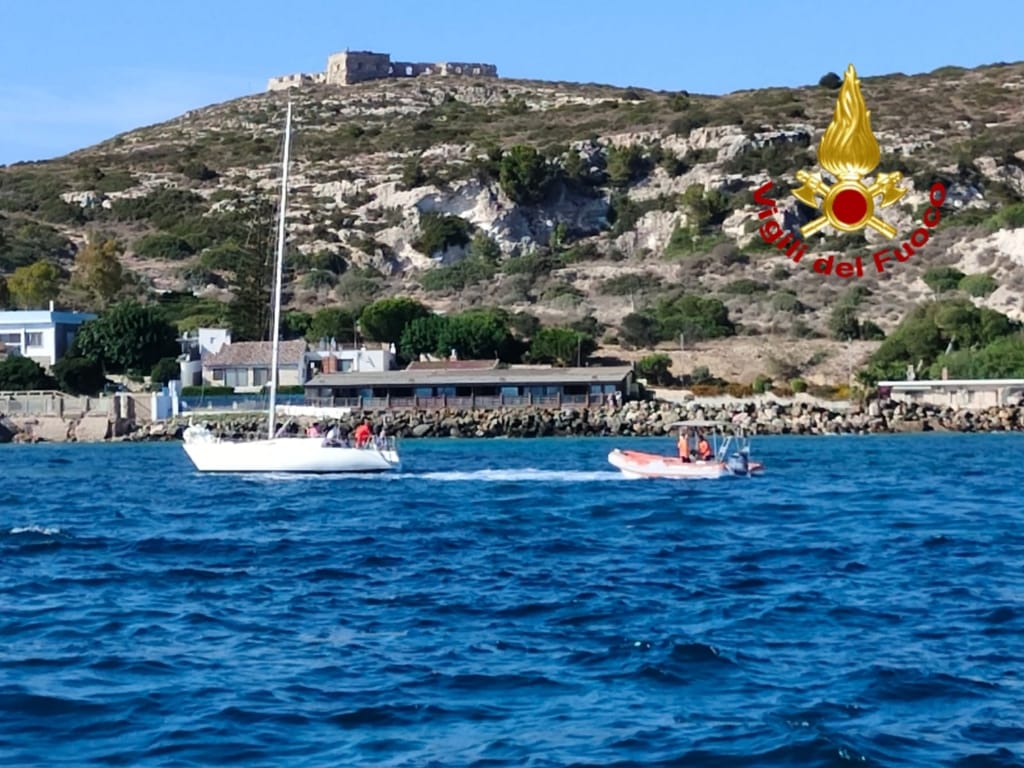 Cagliari, barca a vela incagliata davanti allo scoglio di Sant’Elia: equipaggio in salvo