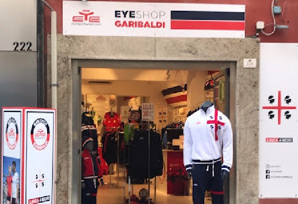 Cagliari, totem pubblicitario in strada senza permesso: il Comune chiude un negozio per 4 giorni