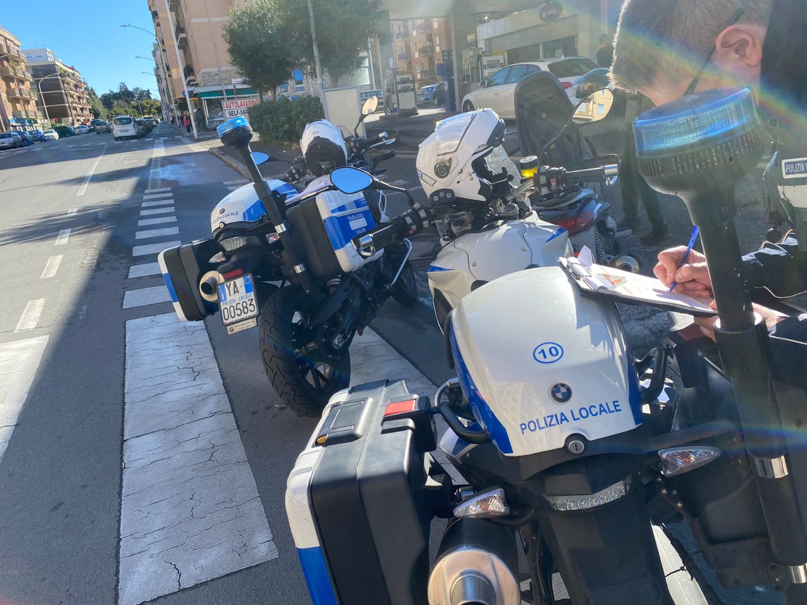 Cagliari, folle fuga e panico a San Michele: scappa con lo scooter rubato, i parenti aggrediscono i vigili