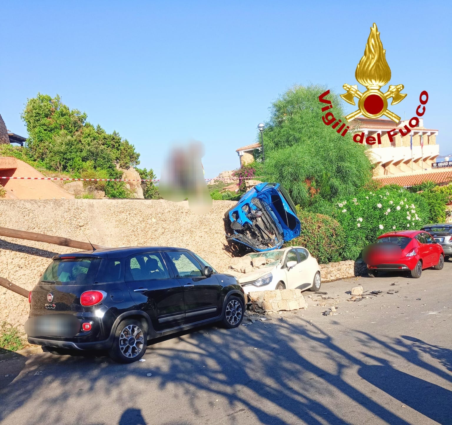 Distrugge il muretto con l’auto e vola sulle auto parcheggiate, paura a Baja Sardinia