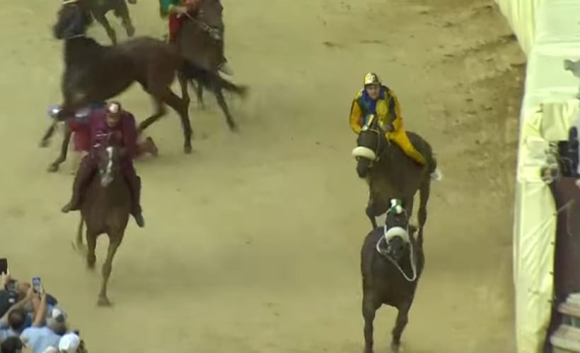Tittia cade, il palio di Siena vinto dal cavallo sardo scosso “Zio Frac” di Pozzomaggiore