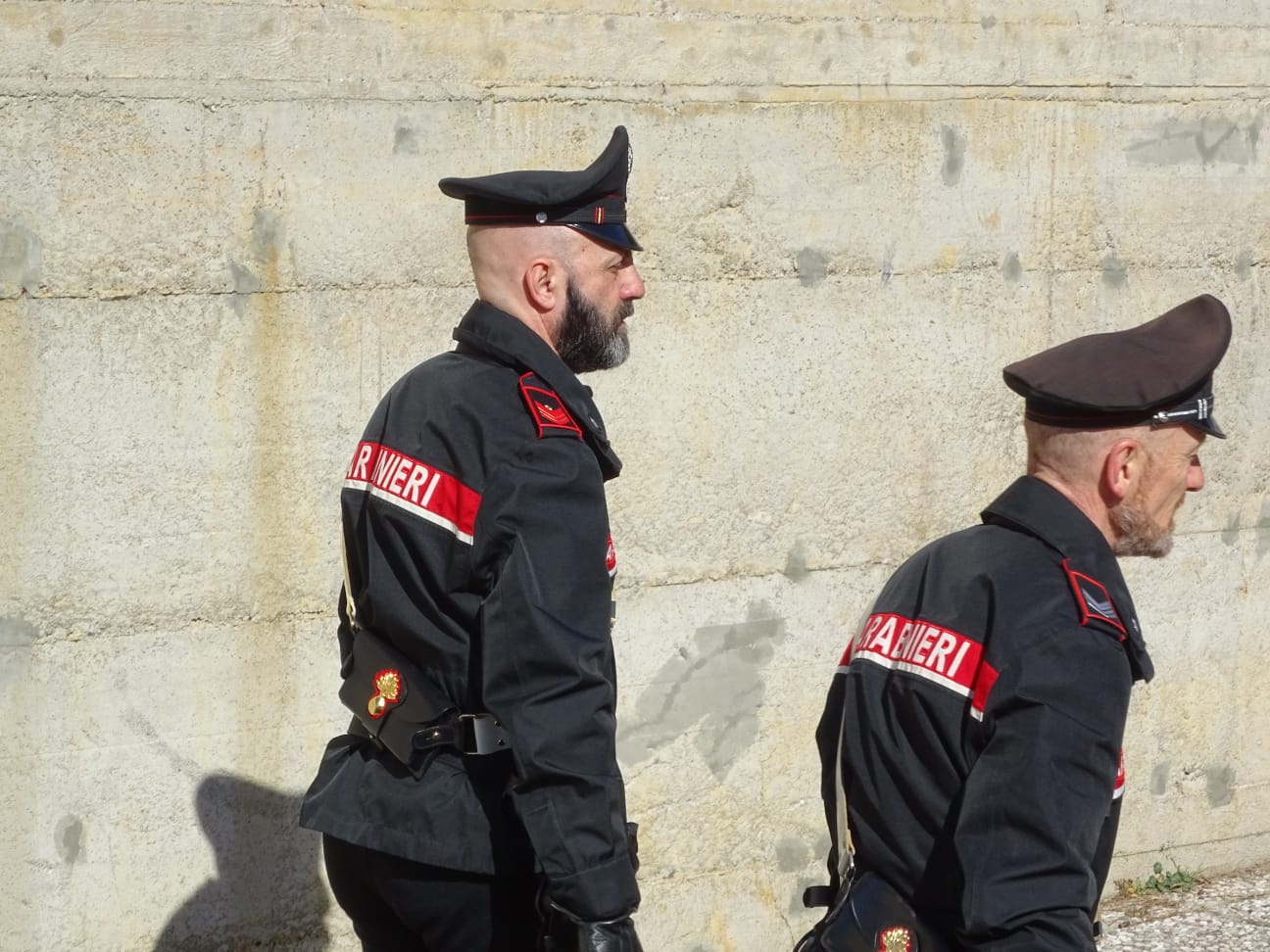 Scrive slogan indipendentisti sul muro di una casa abbandonata: denunciato un 21enne di Cagliari
