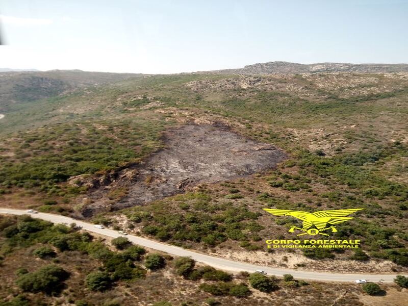 Brucia la Sardegna, 17 incendi in poche ore: a Padru canadair e massima allerta
