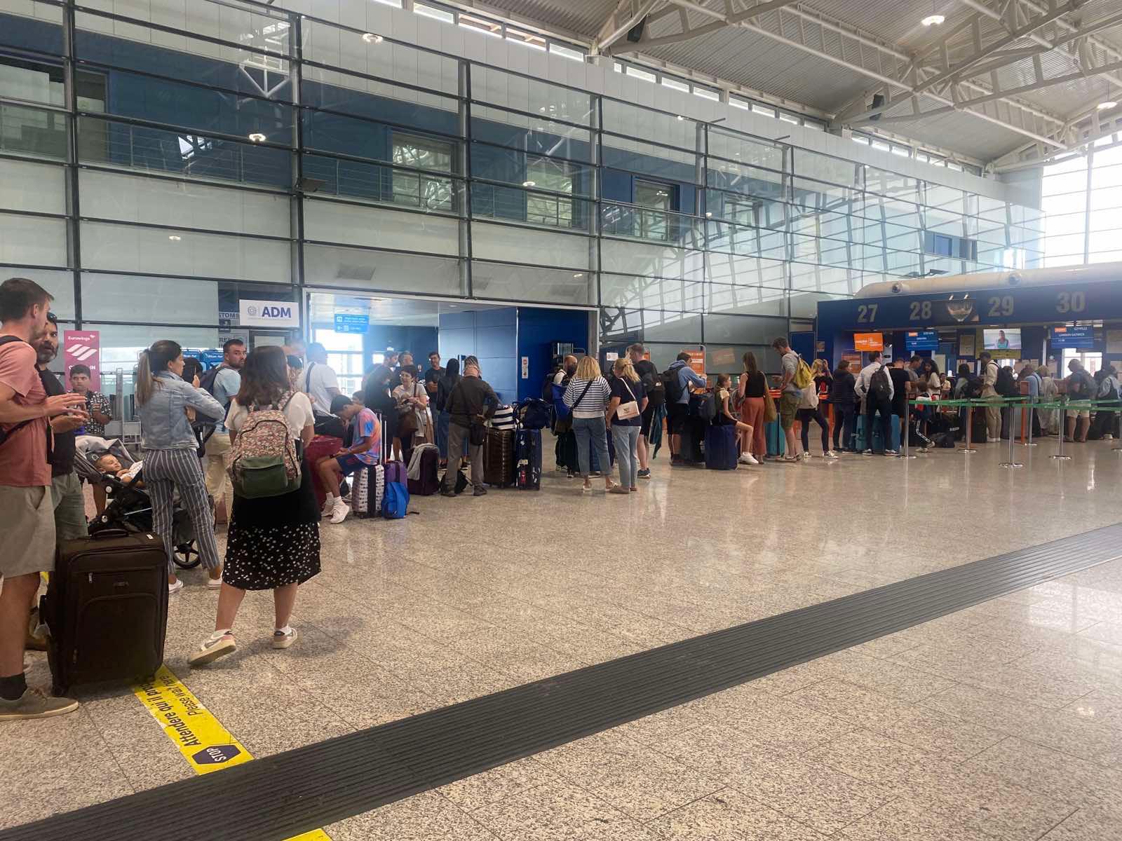 Cagliari, l’odissea di tanti passeggeri diretti a Londra: “Abbiamo atteso l’aereo per due giorni”