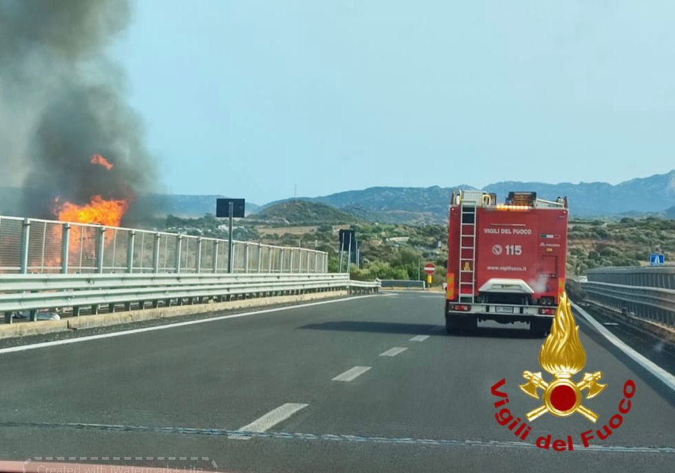 Le fiamme devastano la Sardegna, aeroporto di Olbia chiuso per mezz’ora