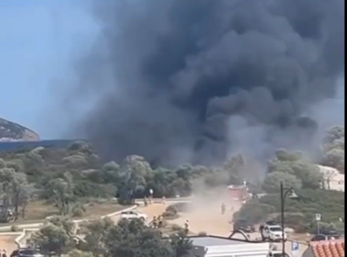 Dramma a Olbia: muore un bambino nelle fiamme che avvolgono un camper davanti alla spiaggia