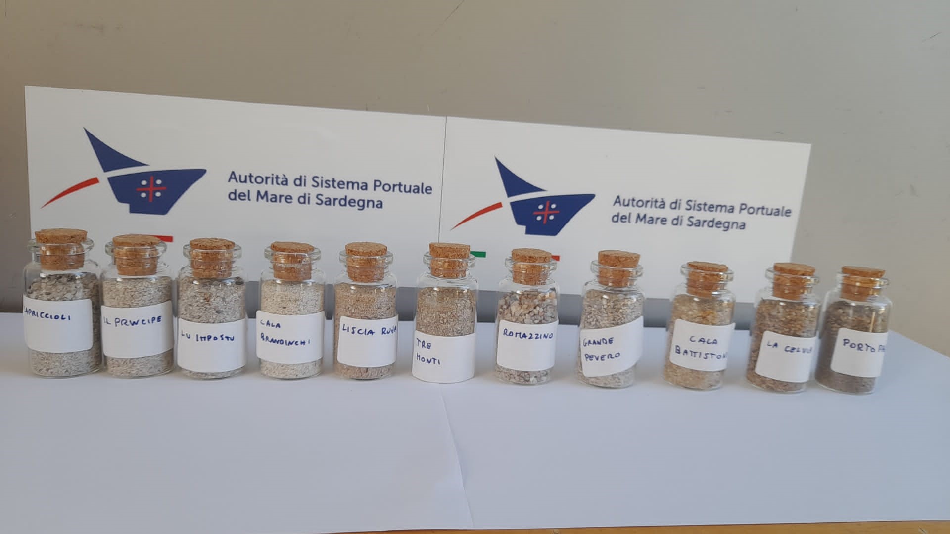 Sardegna rubata, sabbia in barattoli con etichette e nomi delle spiagge
