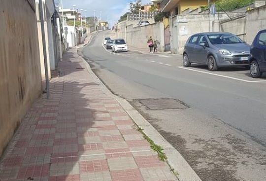 Paura nella notte a Pirri, tenta di forzare lo sportello ma la donna si barrica in auto