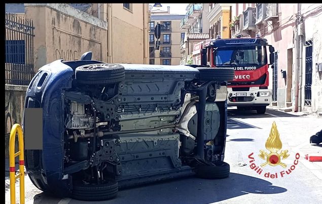 Cagliari, si ribalta in via Giardini l’auto guidata da un’anziana: feriti la donna e un cagnolino