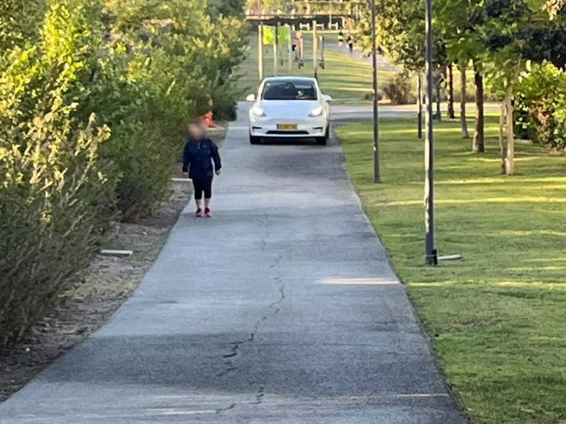 Selargius, follie d’estate: “Un turista inglese dentro il parco di via Vienna con l’auto elettrica”