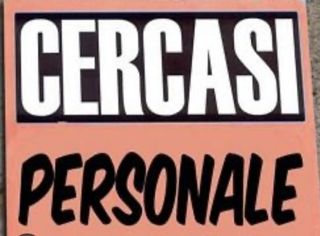 L’annuncio delle polemiche: “Cercasi commessa anche se di colore…”. E il titolare dell’attività lo toglie