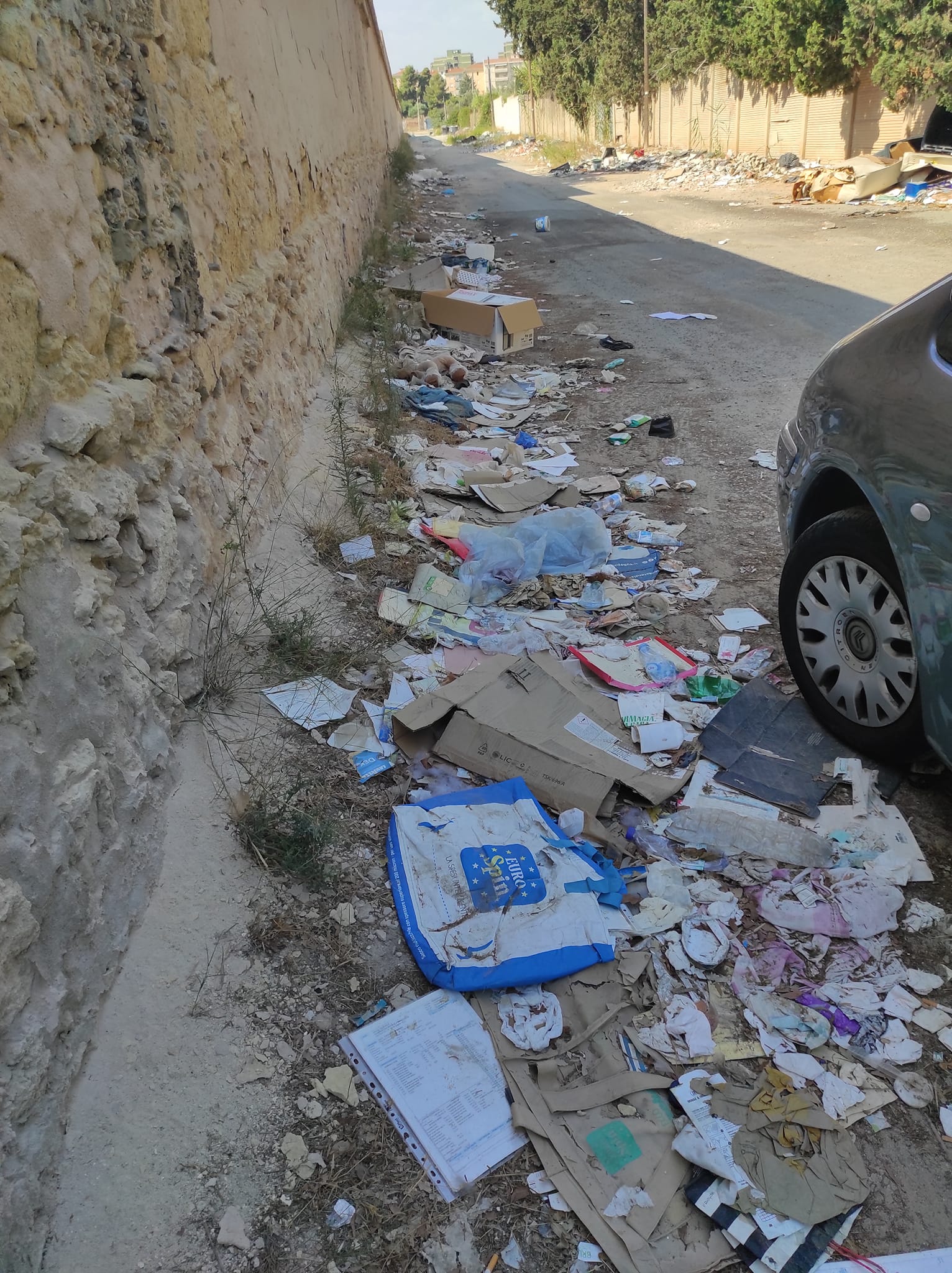 Cagliari, dietro il cimitero l’immondezzaio: con Truzzu non scompaiono le discariche selvagge