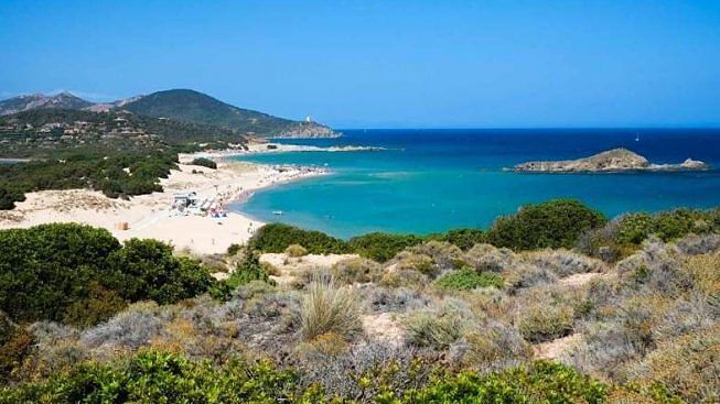 Svolta sull’edilizia in Sardegna: nuovi hotel di lusso, sottotetti abitabili e alberghi più grandi anche sulla costa