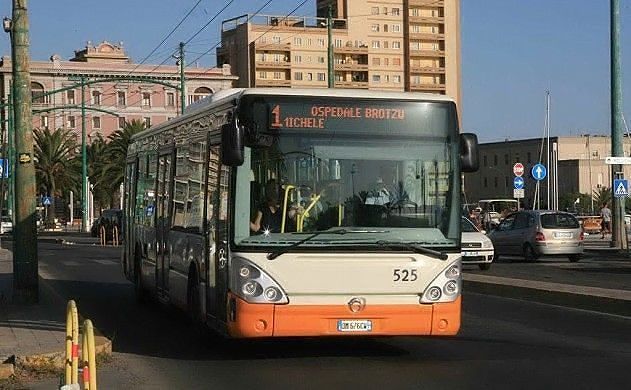 Cagliari, due gruppi di turisti sorpresi sul bus senza biglietto: “Non sapevamo dove trovarli”