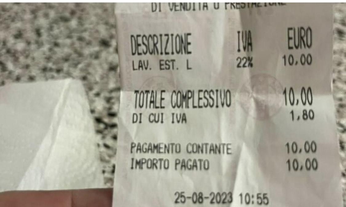 Benzinaio aiuta una mamma e una bimba dopo un incidente ma poi chiede 10 euro: “Il tempo è denaro “