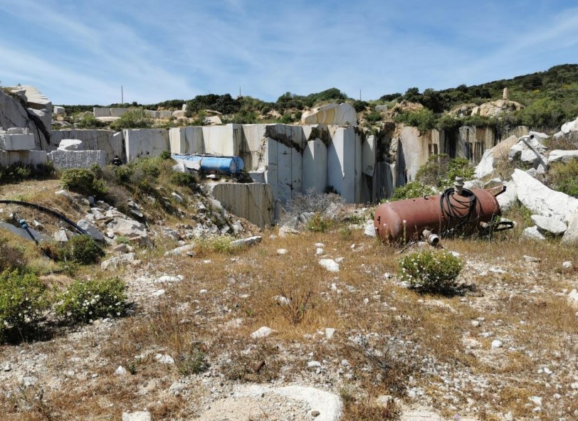 Una cava di granito trasformata in discarica abusiva: sequestro a Tempio Pausania