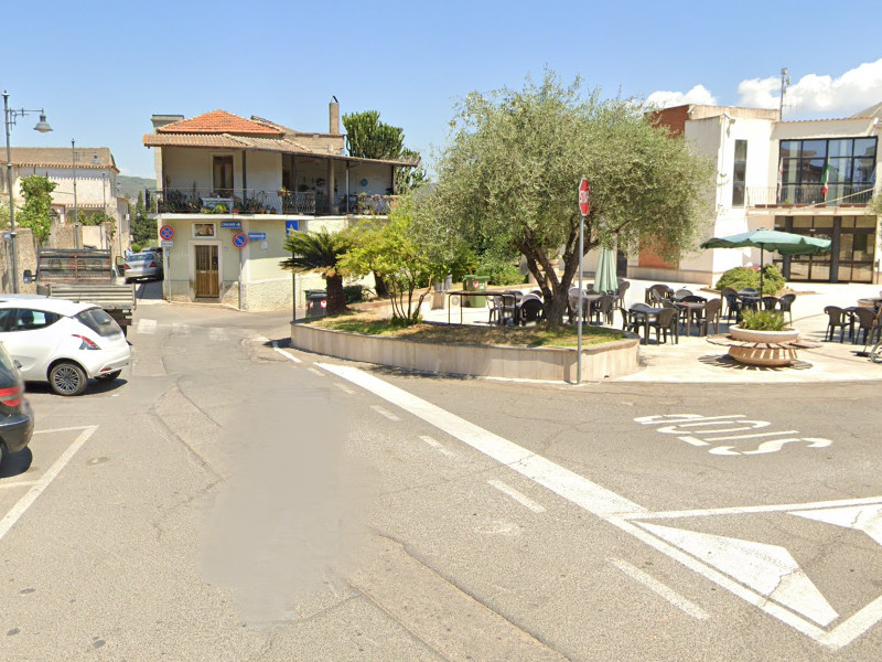 Guida l’auto ubriaco nella piazza principale del paese, ambulante 38enne nei guai a Donori