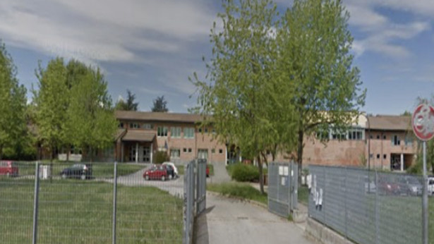 Bimbo di 5 anni scappa dal centro estivo, lo ritrovano solo in strada: il cancello era aperto