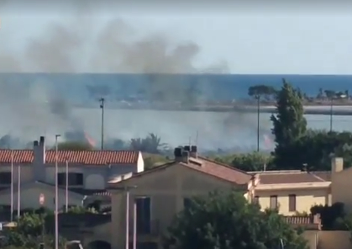 Quartu, ennesimo incendio nel parco di Molentargius: fiamme e fumo in via San Benedetto (VIDEO)