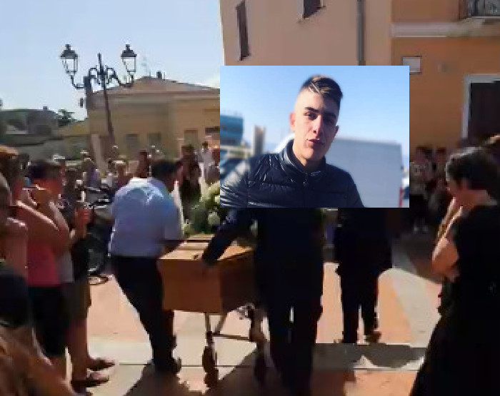 Lo straziante addio a Giacomo Puddu, l’operaio di Assemini morto a 23 anni: “Veglia su tutti noi”