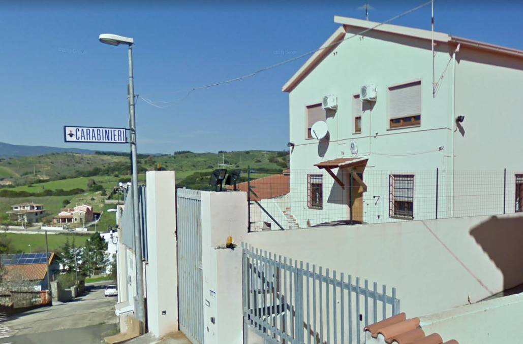 Tentato omicidio in Sardegna, un uomo col volto coperto cerca di dare fuoco al rivale