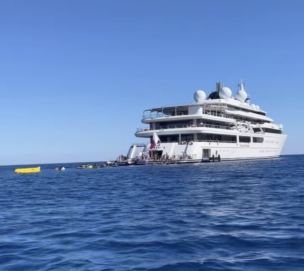 A Castiadas spunta lo yacht d’oro dell’ex emiro del Qatar: vale 400 milioni di dollari