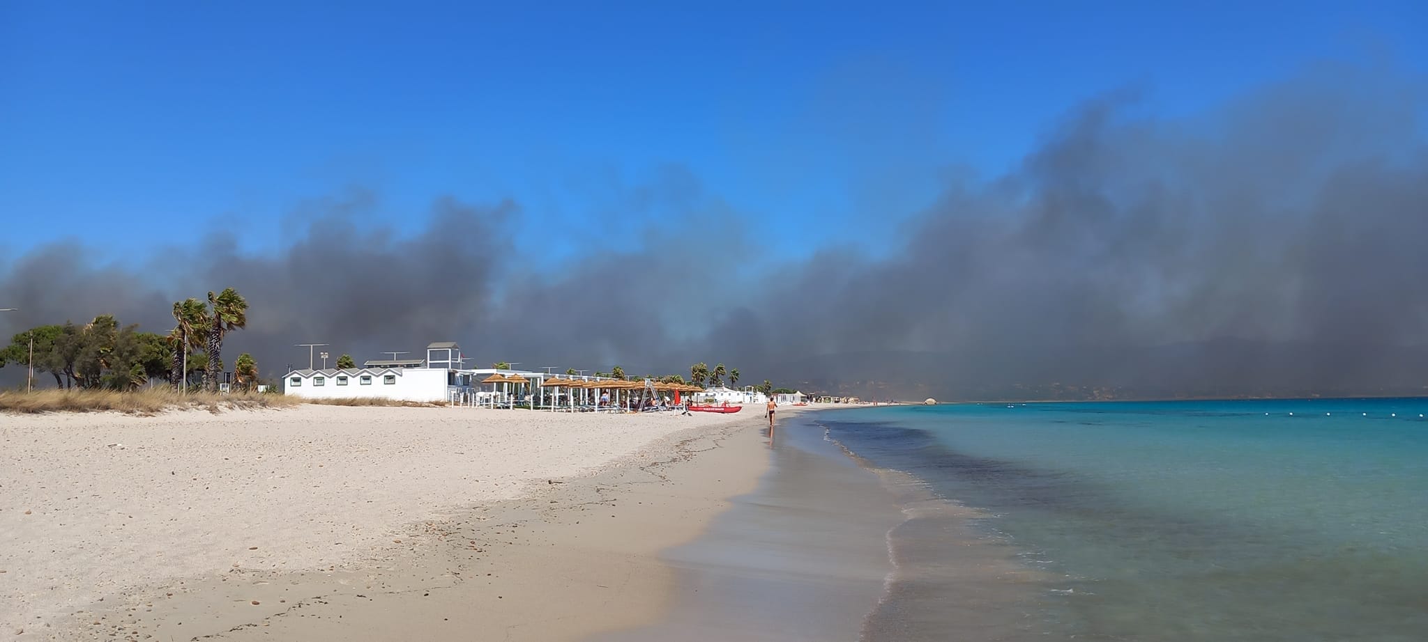 Incendi, dramma a Quartu: il maxi rogo partito da via Fiume arriva a Margine Rosso, evacuato il campeggio