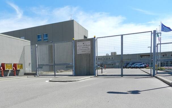 Follia nel carcere di Oristano, gruppo di detenuti aggredisce e manda all’ospedale 4 agenti