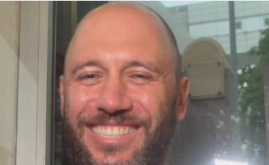 Bimba di 5 anni precipita dal balcone e un ragazzo la salva prendendola al volo: eroico Mattia