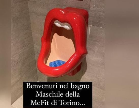 Orinatoio per maschi a forma di bocca di donna in palestra: scoppia la bufera
