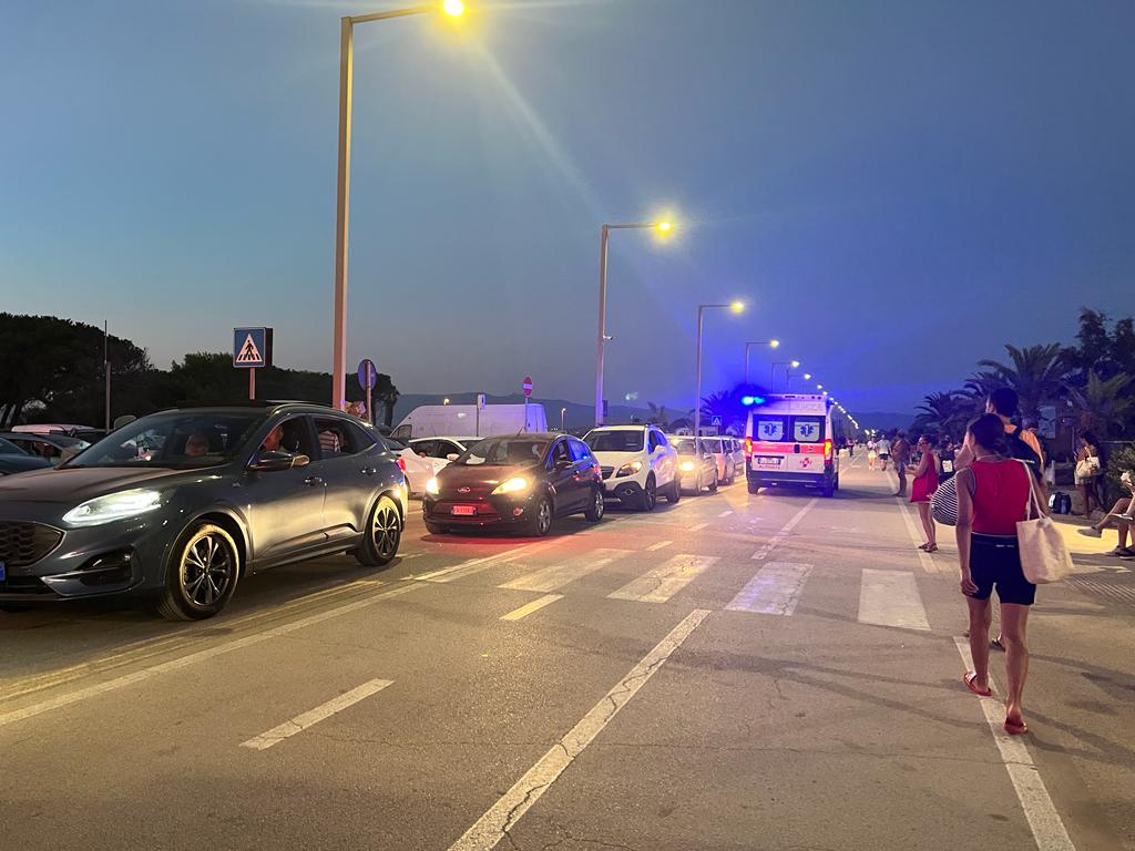 Migliaia di cagliaritani fermi al buio al Poetto, due incidenti e bus ko: il grande flop del post Frecce Tricolori