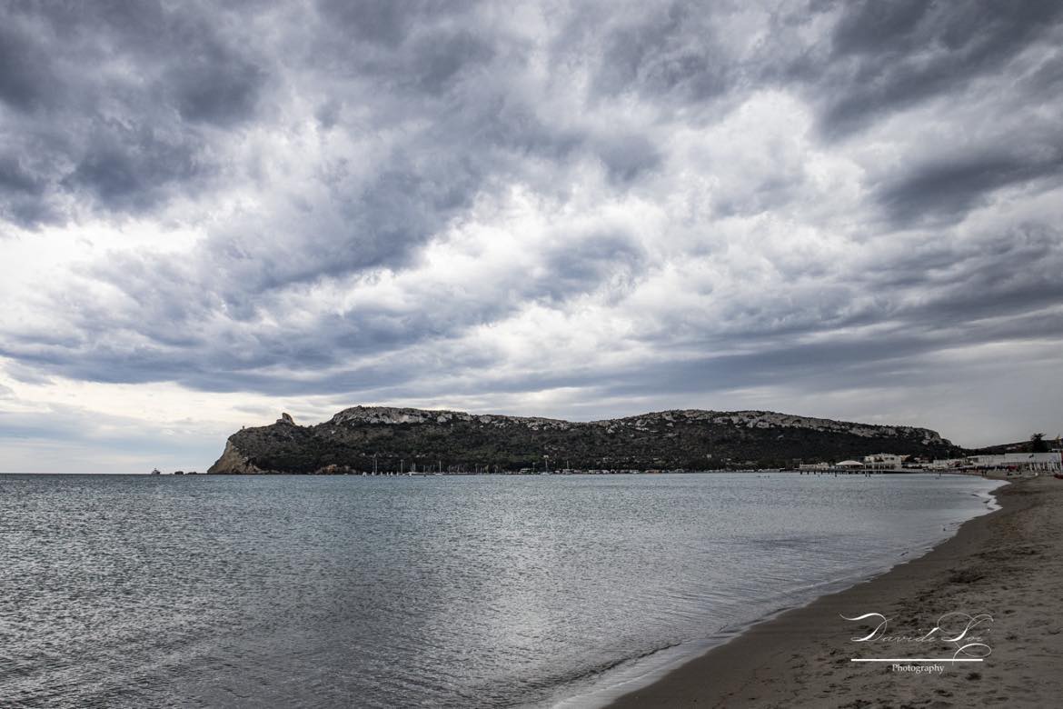 Metti il Poetto deserto il 4 agosto: spiaggia vuota per l’arrivo di Circe con il cielo scuro