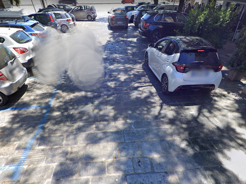 Cagliari, in pieno giorno rompono il finestrino di un furgone e scappano con portafoglio e cellulare