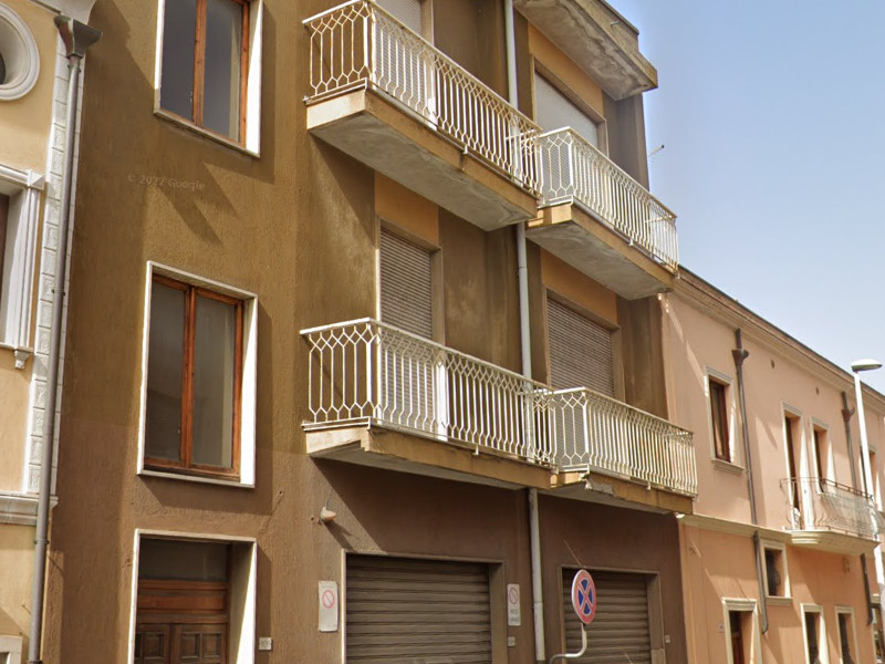 Quartu, palazzina a rischio crolli nella centralissima via Vittorio Emanuele: “Fate i lavori o scatta la multa”