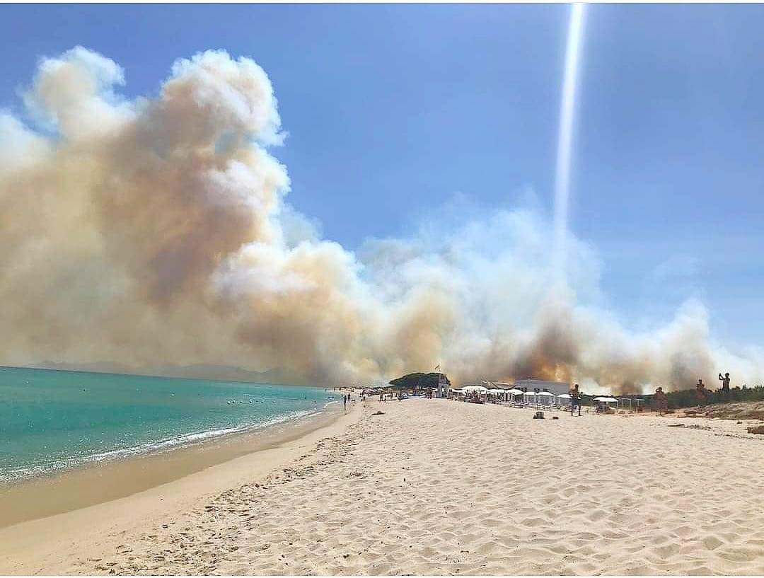 Fiamme altissime nella meravigliosa Costa Rey: molti bagnanti in fuga dalle spiagge