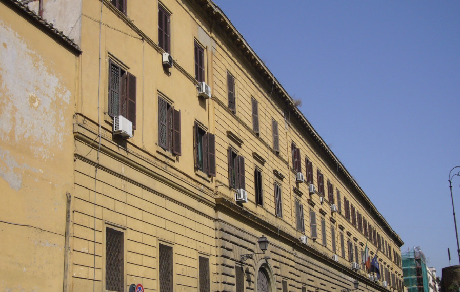 Sfonda la porta di casa della madre e la aggredisce, arrestato 33enne